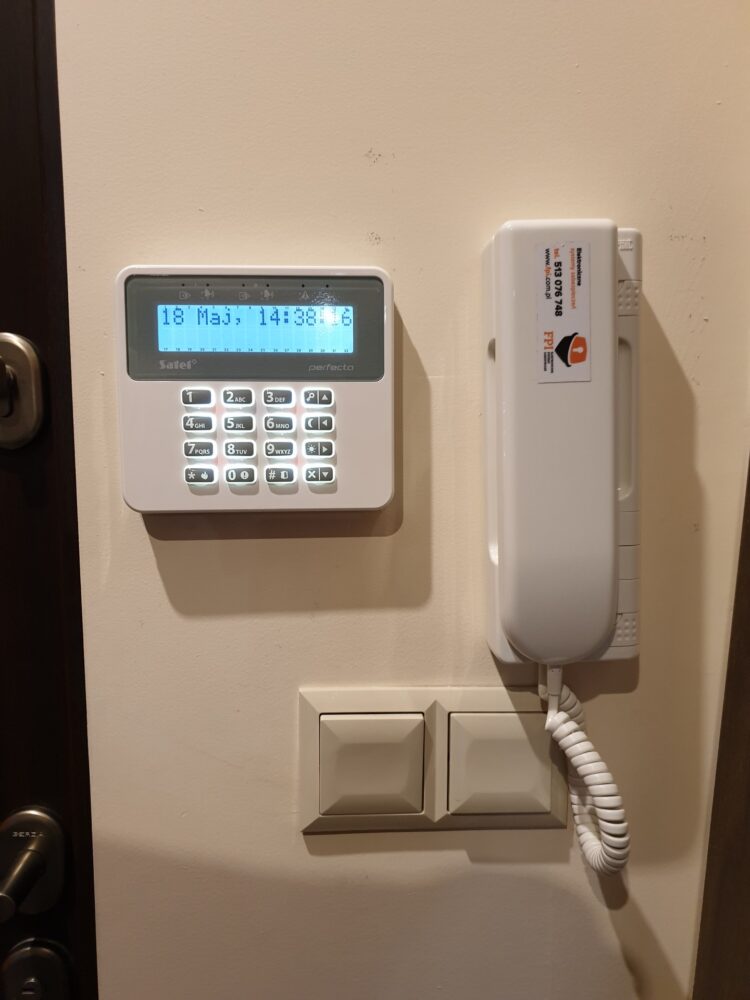 Realizacja FPI – Montaż domofonu Urmet w domu (2) Realizacja FPI - Montaż domofonu Urmet w domu